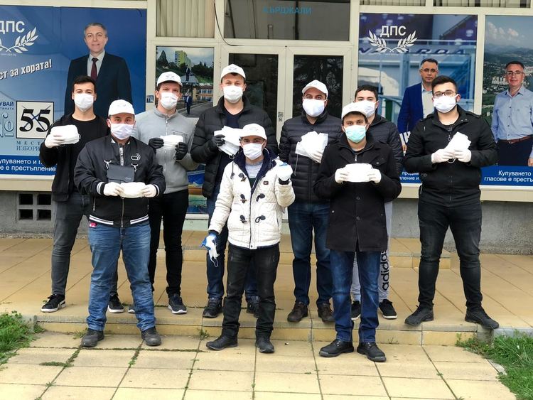 Доброволци от Младежко ДПС раздадоха 5 000 маски в региона