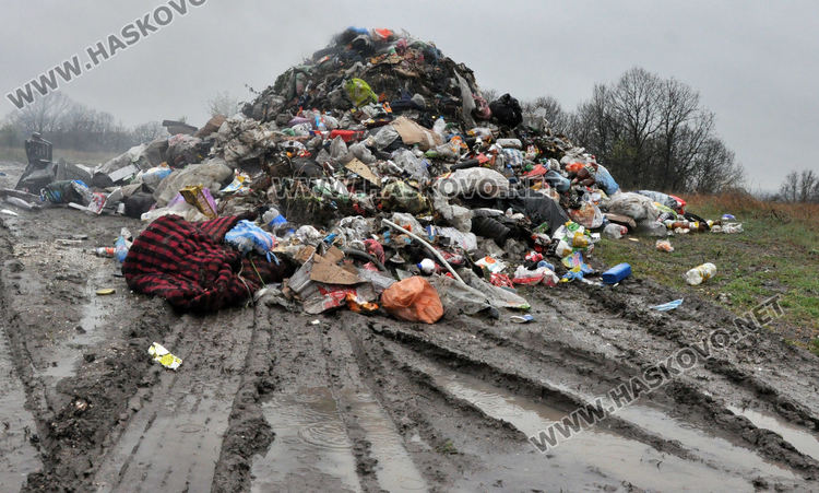 Камион изсипа боклук между Малево и Корен заради пожар