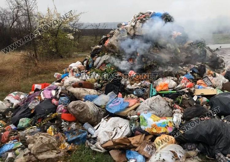 Камион изсипа боклук между Малево и Корен заради пожар