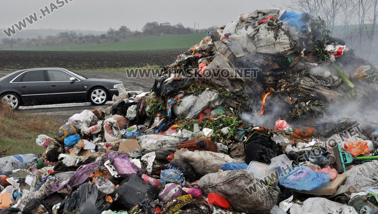 Камион изсипа боклук между Малево и Корен заради пожар