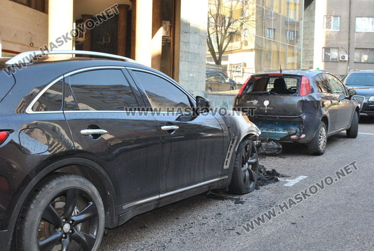 Луксозно Инфинити изгоря при среднощен пожар, пламна и Фиат