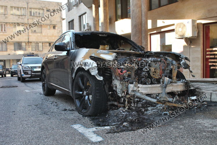 Луксозно Инфинити изгоря при среднощен пожар, пламна и Фиат