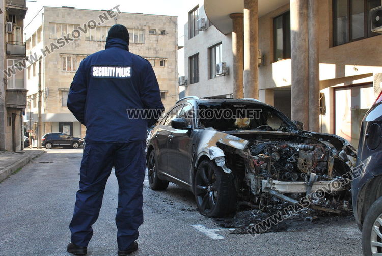 Луксозно Инфинити изгоря при среднощен пожар, пламна и Фиат