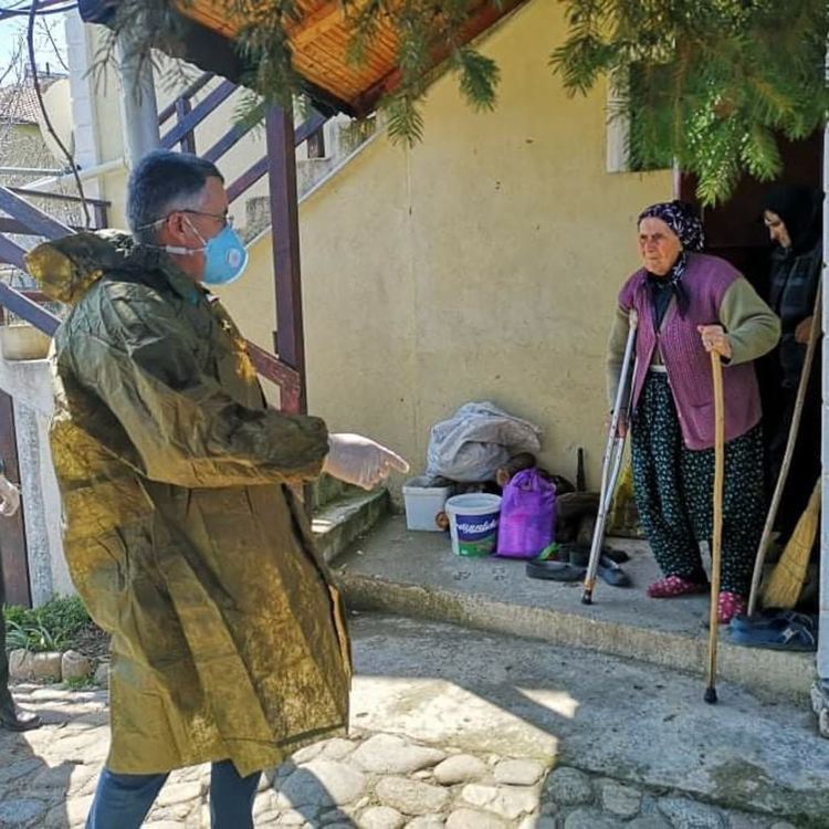 Пет екипа доставят пакети на самотни,трудноподвижни хора в община Кърджали, кметът се включи като доброволец