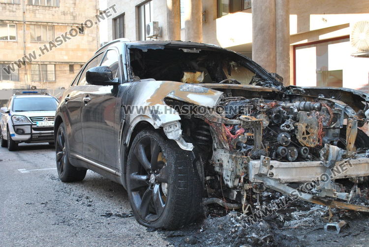 Луксозно Инфинити изгоря при среднощен пожар, пламна и Фиат