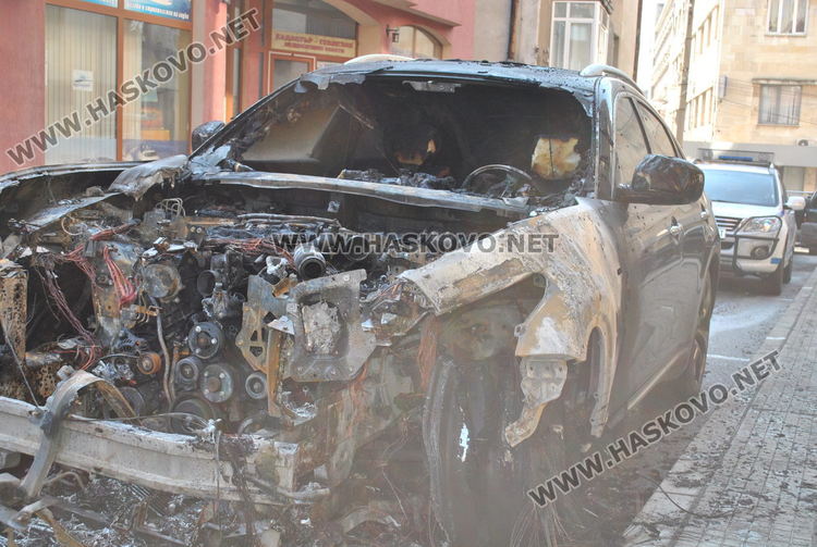 Луксозно Инфинити изгоря при среднощен пожар, пламна и Фиат