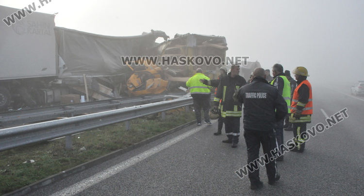 Загинал и ранени в адска верижна катастрофа на магистралата с 22 тира и коли