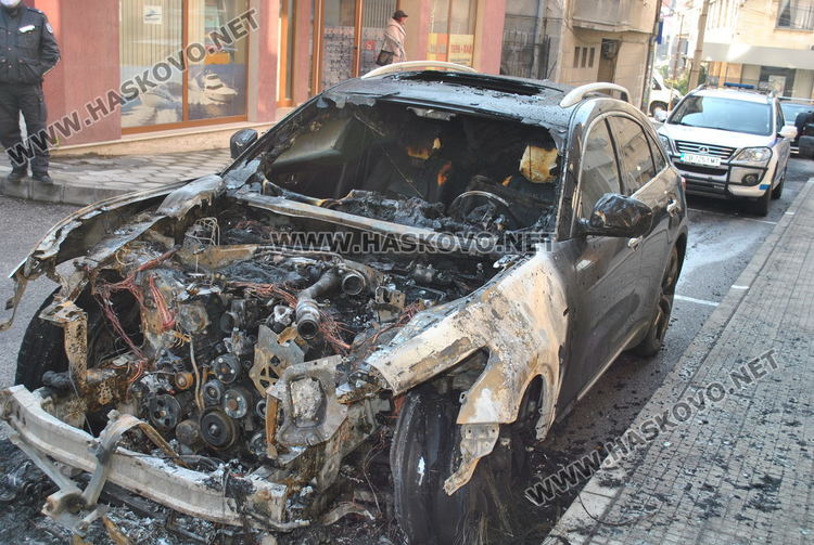 Луксозно Инфинити изгоря при среднощен пожар, пламна и Фиат