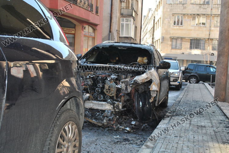 Луксозно Инфинити изгоря при среднощен пожар, пламна и Фиат