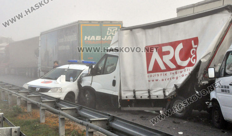 Загинал и ранени в адска верижна катастрофа на магистралата с 22 тира и коли