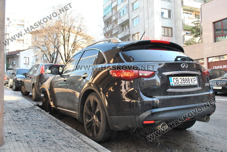 Луксозно Инфинити изгоря при среднощен пожар, пламна и Фиат