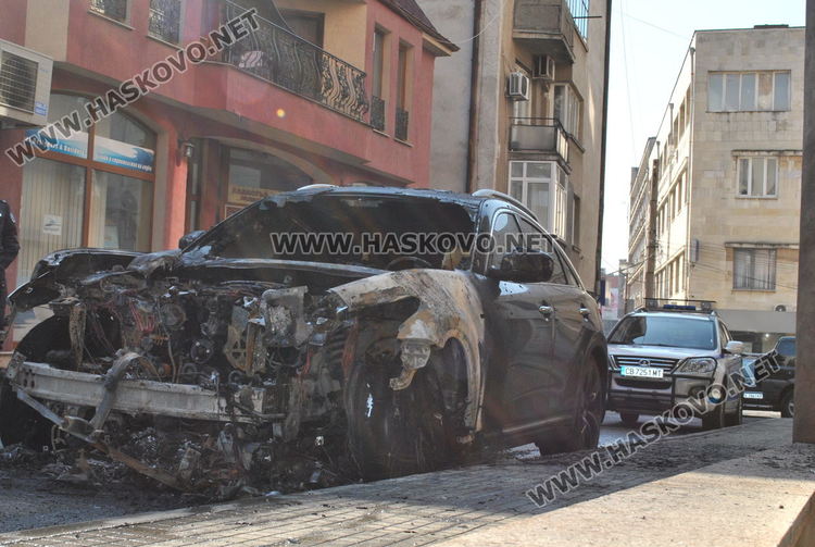 Луксозно Инфинити изгоря при среднощен пожар, пламна и Фиат