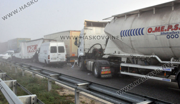 Загинал и ранени в адска верижна катастрофа на магистралата с 22 тира и коли