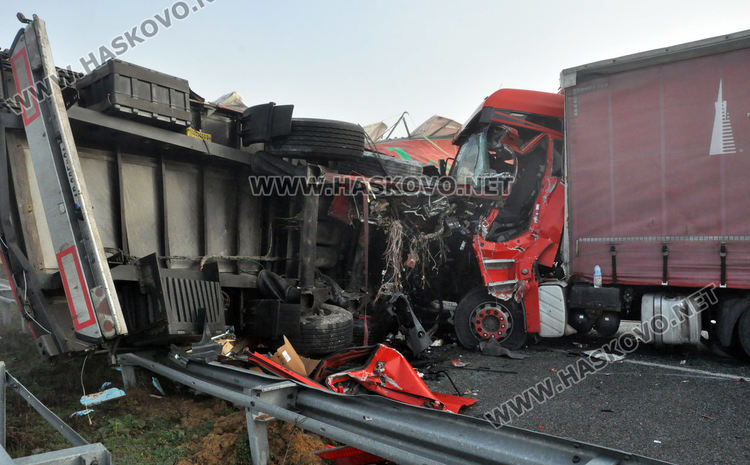 Загинал и ранени в адска верижна катастрофа на магистралата с 22 тира и коли