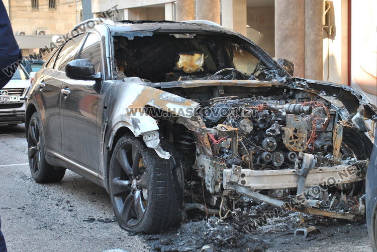 Луксозно Инфинити изгоря при среднощен пожар, пламна и Фиат