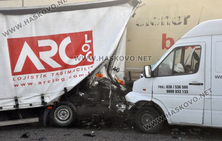 Загинал и ранени в адска верижна катастрофа на магистралата с 22 тира и коли