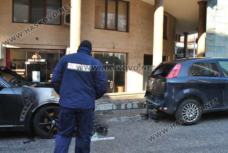 Луксозно Инфинити изгоря при среднощен пожар, пламна и Фиат