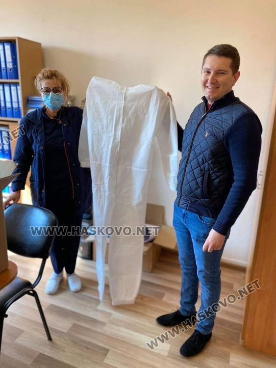  Депутат от Хасково дари защитни костюми на местната болница