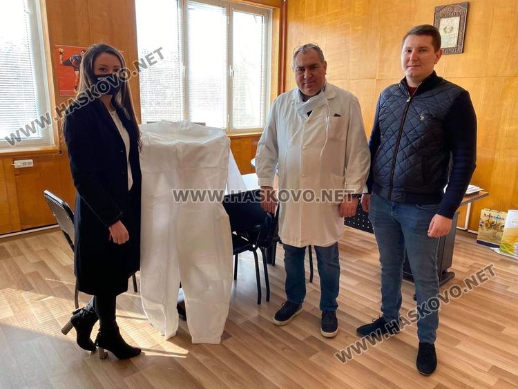  Депутат от Хасково дари защитни костюми на местната болница