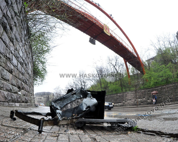 Хасковлия: Два телевизора изхвърлиха от оранжевия мост