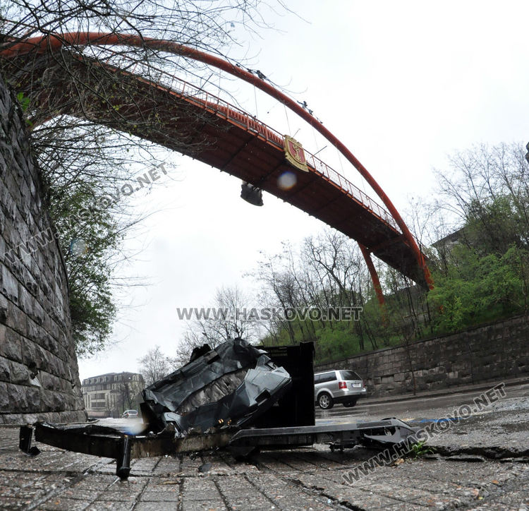 Хасковлия: Два телевизора изхвърлиха от оранжевия мост