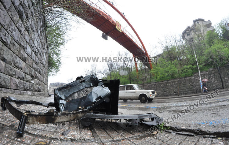 Хасковлия: Два телевизора изхвърлиха от оранжевия мост