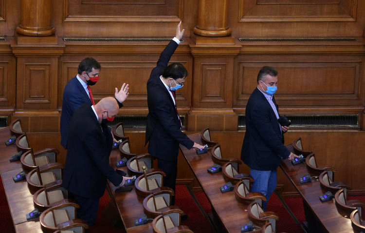 Възстановяването на суми от "Булгаргаз" заради понижението на цената на природния газ ще се гласува окончателно в понеделник