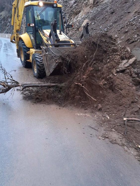 Обилен сняг и дъжд в Смолянско, забраниха движението на товарни автомобили през проходите