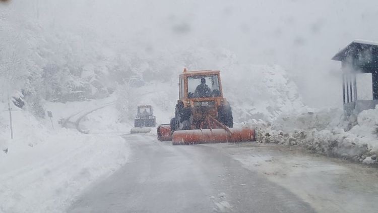 Обилен сняг и дъжд в Смолянско, забраниха движението на товарни автомобили през проходите