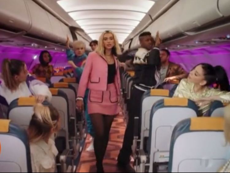 Хасковлийката Алекс Драгова в клип на британската поп звезда Дуа Липа (видео)