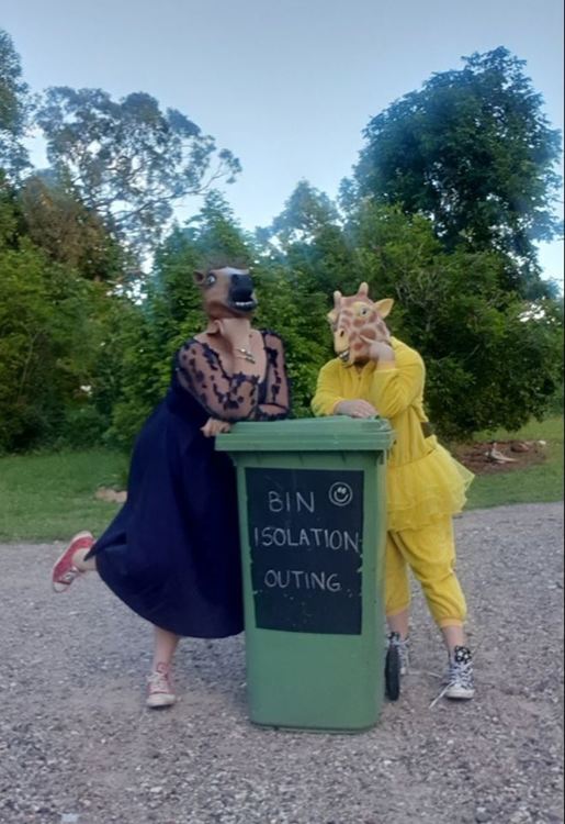 Скучаещи домакини в самоизолация изхвърлят боклука, облечени като принцеси (видео)