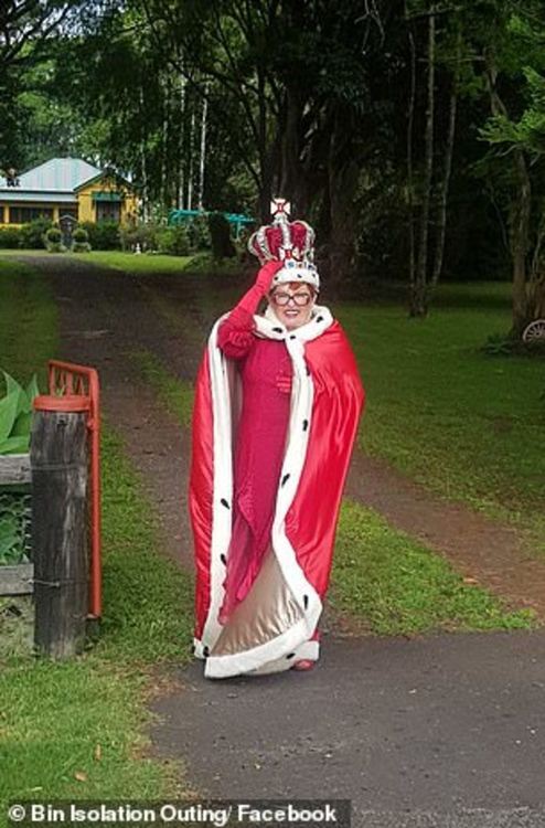 Скучаещи домакини в самоизолация изхвърлят боклука, облечени като принцеси (видео)