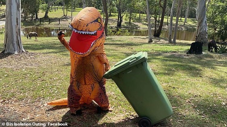 Скучаещи домакини в самоизолация изхвърлят боклука, облечени като принцеси (видео)