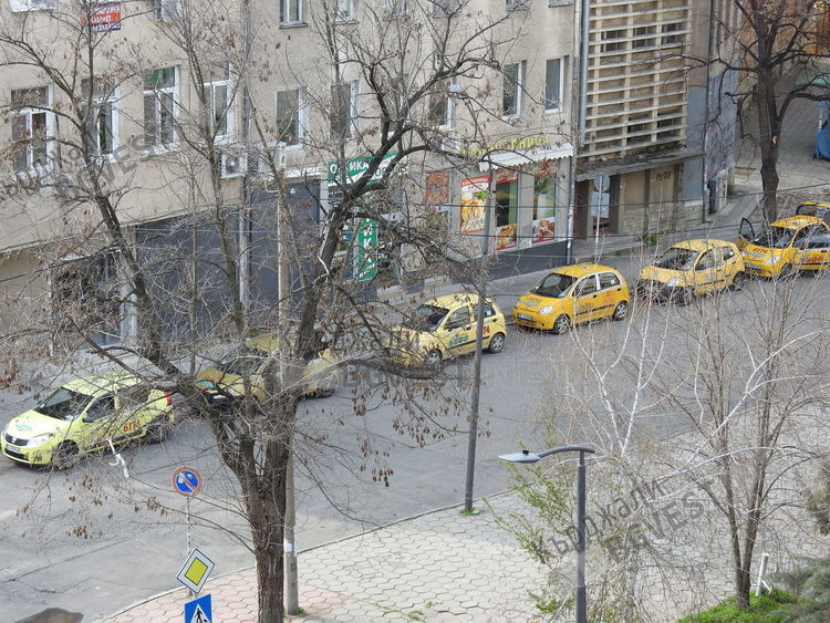 Такситата в очакване на клиенти