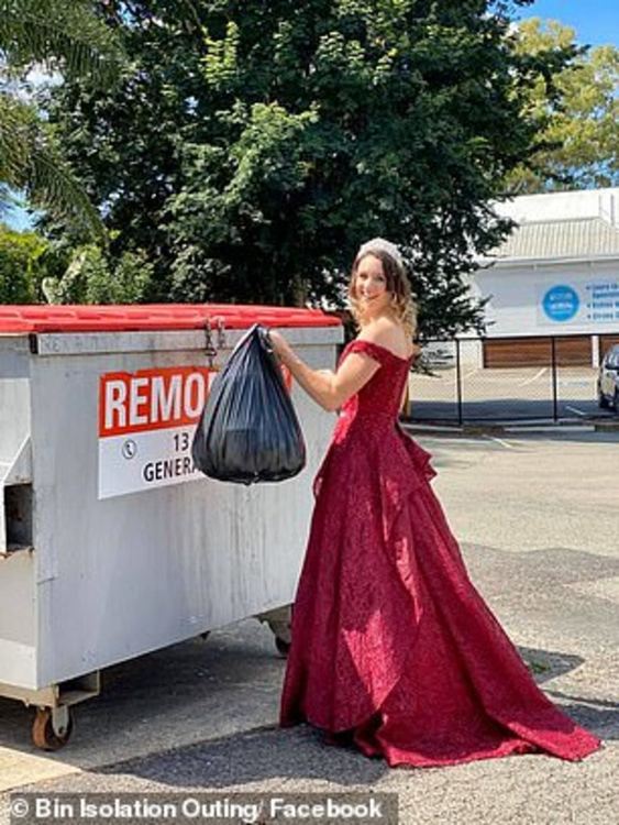 Скучаещи домакини в самоизолация изхвърлят боклука, облечени като принцеси (видео)