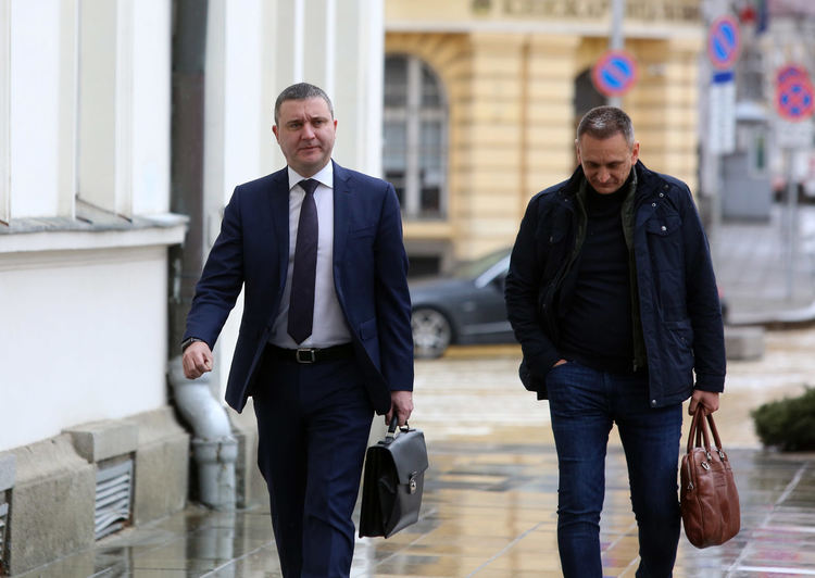 София (5 април 2020) Народните представители от Комисия по бюджет и финанси проведоха заседание в сградата на Парламента. В дневния ред на заседанието е Законопроект за изменение и допълнение на Закона за държавния бюджет на Република България за 2020г.- второ гласуване. На снимката:Владислав Горанов(ляво), министър на финансите. 