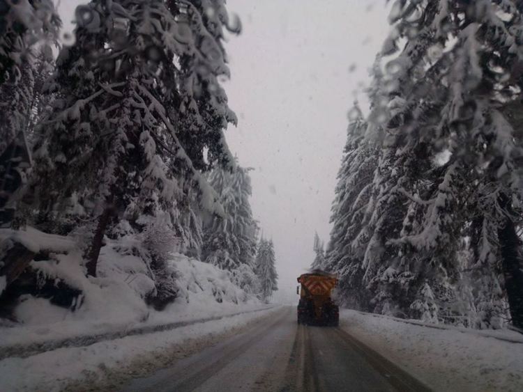 Обилен сняг и дъжд в Смолянско, забраниха движението на товарни автомобили през проходите