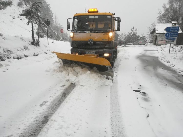 Обилен сняг и дъжд в Смолянско, забраниха движението на товарни автомобили през проходите