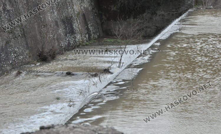 Прелива язовирът край Мандра, още се чака "Ивайловград"