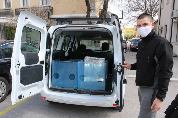 Хасковска фирма дари аерозолни кутии на болницата за предпазване при интубация