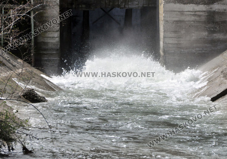 Прелива язовирът край Мандра, още се чака "Ивайловград"