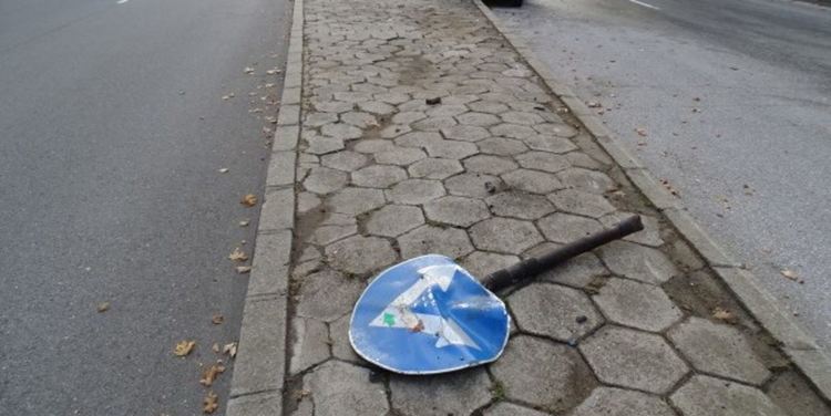 Дядо на 84 години подкара "Фолксваген" и нацели пътен знак