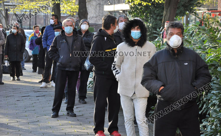 Опашка от чакащи за получаване на пенсии пред пощата в Хасково, раздават маски