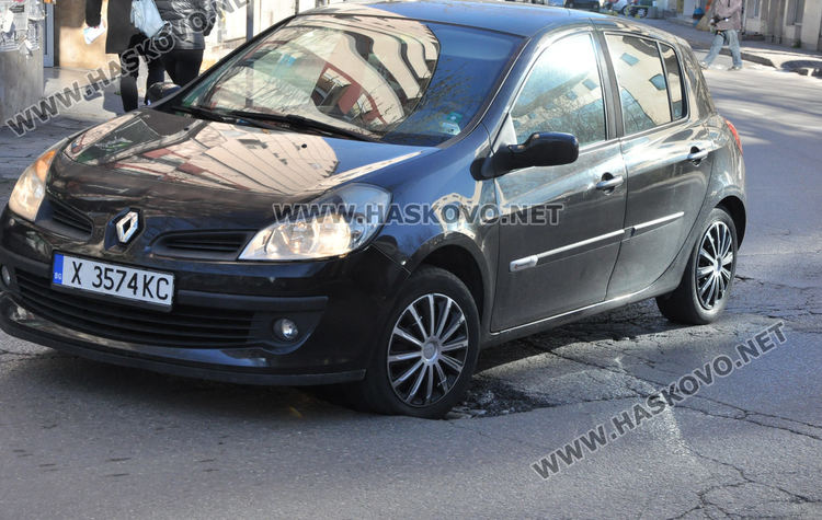 Шофьори трошат коли в дупка на бул. "Освобождение", "Екопрогрес" започва ремонти