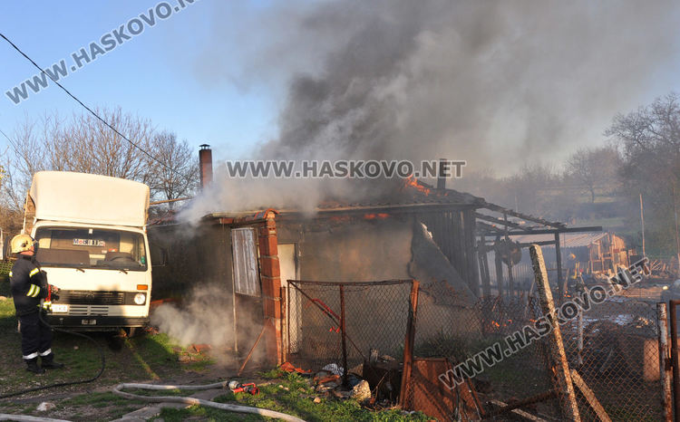 Пожар унищожи обор и плевня край Хасково, спасени са 35 крави и телета