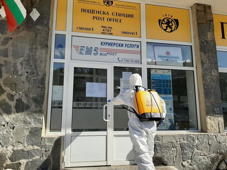 С полицейска охрана пред пощите раздават пенсиите в Смолян