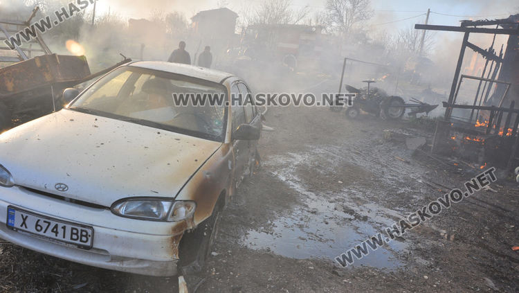 Пожар унищожи обор и плевня край Хасково, спасени са 35 крави и телета