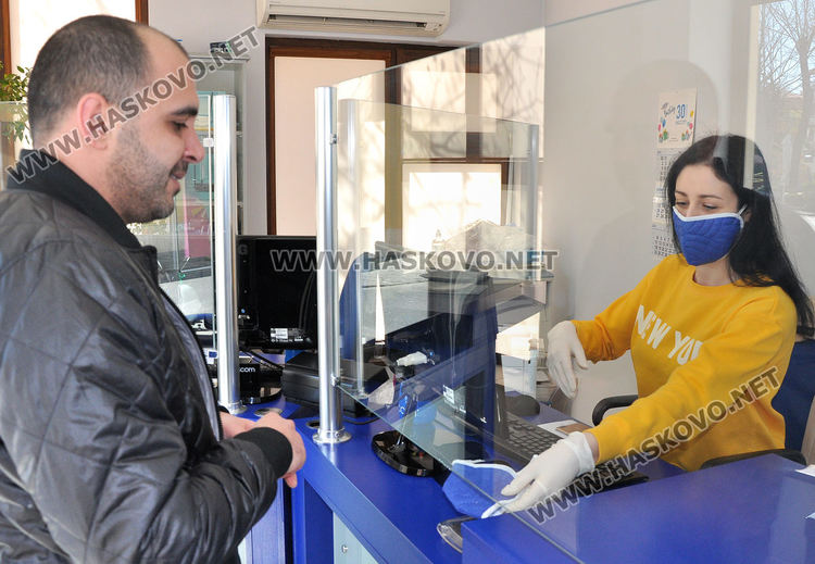 ESCOM помага на клиенти, които не могат да си набавят маски