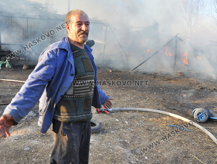 Пожар унищожи обор и плевня край Хасково, спасени са 35 крави и телета