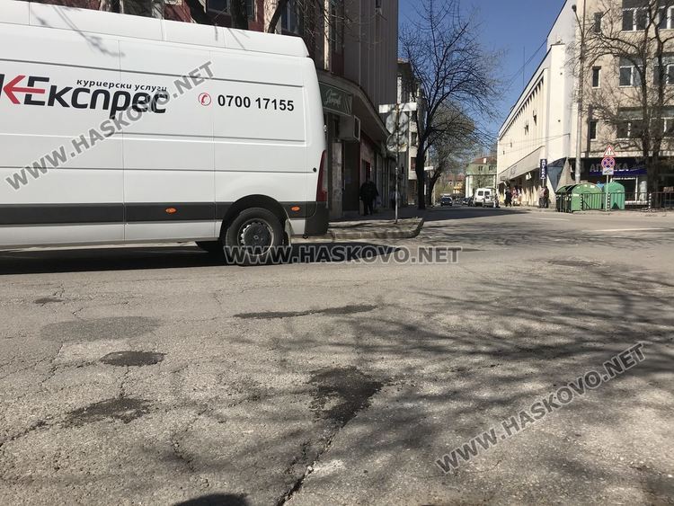 Шофьори трошат коли в дупка на бул. "Освобождение", "Екопрогрес" започва ремонти